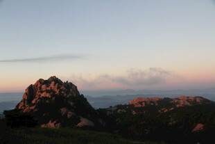 日落时分的壮美山峦景色