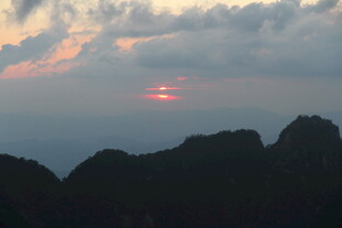 日落山峦间的壮美景色