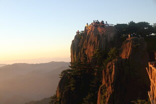 日出时的险峻山峰景观