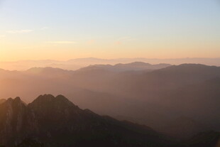 日出时分的山峦美景