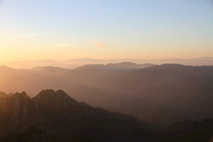 日出映山峦美景