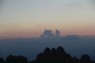 日出云海间的壮丽景致