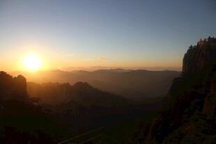 日出时分的壮丽山景