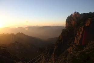 日出时分的壮丽山景