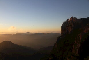 日出时分的壮丽山景