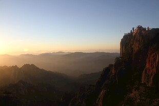 日出时分的壮丽山景