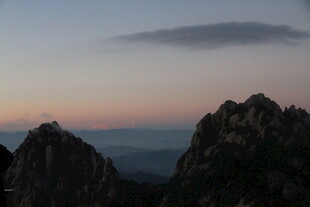 黄昏下的壮丽山峰景色