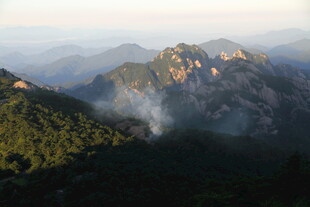 山间晨景 云雾缭绕的山峦