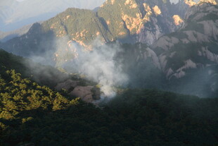 山间云雾缭绕的壮丽景色