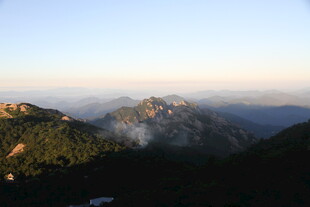 山间晨景 云雾缭绕的山色