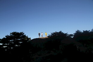 山顶上的多彩旗帜