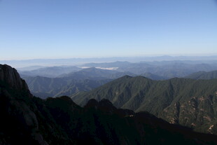 壮丽山景俯瞰辽阔天地