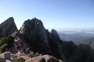 黄山美景 游人漫步山峦间