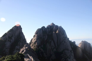 巍峨山峰壮丽景致