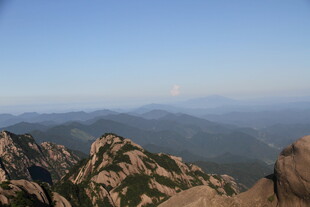 壮丽山景俯瞰辽阔天地