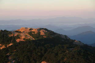 黄昏下的山峦美景