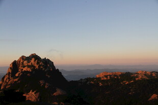 黄昏下的壮美山峰
