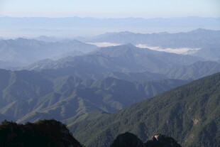 山峦叠嶂间的壮美景色