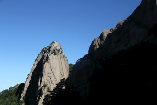 巍峨山峰屹立蓝天之下