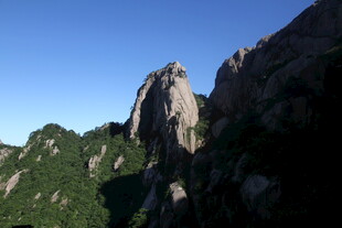 巍峨山峰 绿意盎然的景致