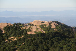 山峦绿意浓 远景入画来