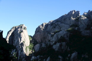 巍峨嶙峋的壮丽山峰