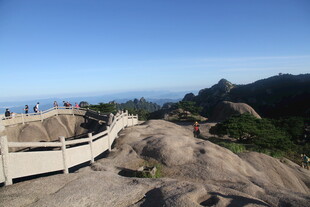 山间栈道 赏秀丽自然风光