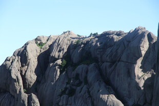 巍峨峻峭的嶙峋岩石