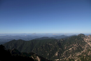 壮丽山景 蓝天映衬巍峨峰峦