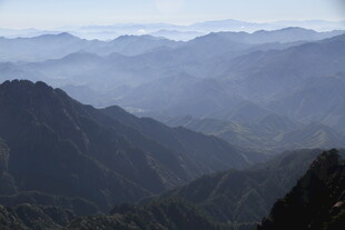 山峦叠嶂间的缥缈雾景