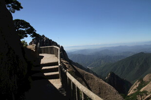 黄山险峻步道与壮美山景