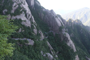 巍峨险峻的壮丽山景