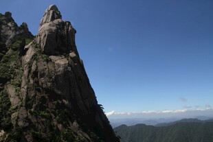 巍峨奇峰屹立蓝天之下