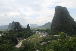 秀丽山峦间的绿意景致