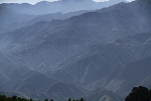 山峦叠嶂的壮美自然景观