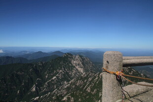 山巅观景台远眺壮丽山色