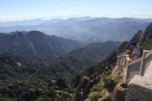 壮丽山景山间栈道远景