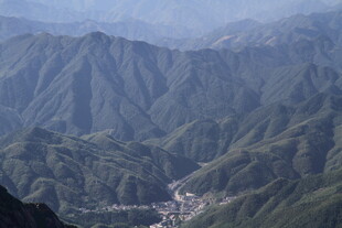 壮丽山峦间的村落风光