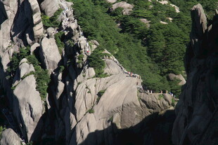 峻峭山峰绿意点缀