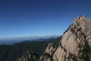 巍峨山峰 壮阔蓝天美景