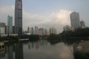 城市河畔高楼景观