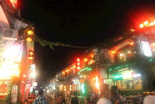 热闹夜市的璀璨夜景