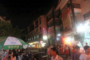 热闹夜市人群聚集场景