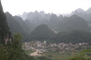 桂林山水间的村落风光