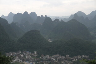 桂林山水间的城镇风光