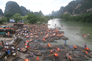 漓江漂流热闹景象