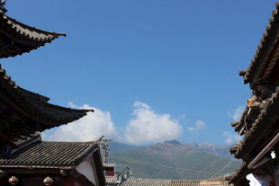 古建屋檐望蓝天白云远山