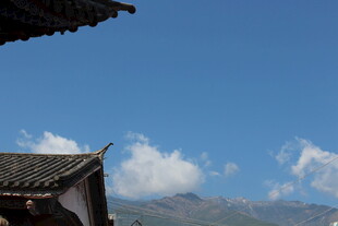 古屋檐下的蓝天与远山