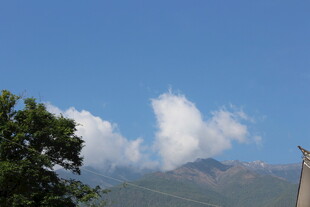 蓝天白云下的青山绿树