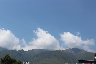 蓝天白云下的远山景色